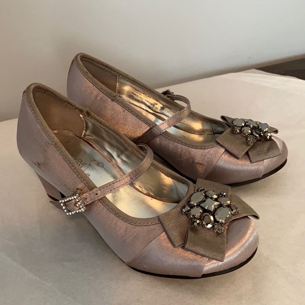 Kenneth Cole Reaction “Smartydance” satin heeled pumps for little girl